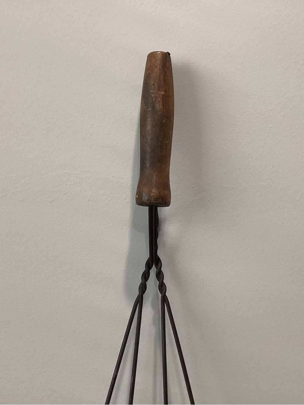 Antique Wire Rug Beater, Carpet Beater with turned wooden handle. - Picture 4 of 5